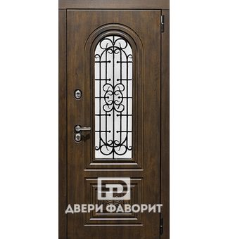 Входная металлическая дверь для коттеджа со стеклом и ковкой