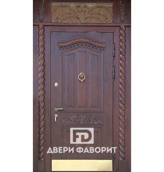 Входная дверь в квартиру с верхней вставкой и ковкой