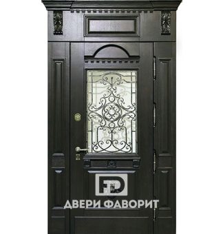 Входная дверь в квартиру с верхней вставкой и коваными элементами