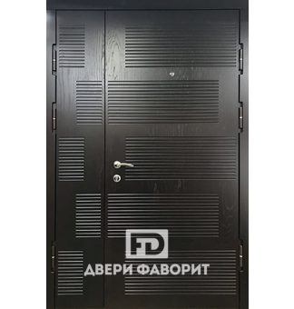 Парадная стальная дверь с боковой створкой на две квартиры