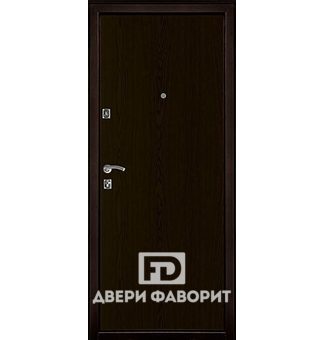 Недорогая дверь с открыванием внутрь, отделка ламинат