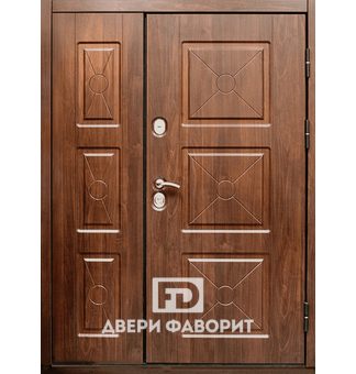 Недорогая парадная дверь с боковой вставкой и отделкой МДФ