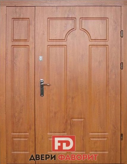 недорогая дверь с боковой вставкой и отделкой МДФ, дверная ручка на планке - МД-1792 - bokvst-023