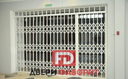 раздвижная решетчатая дверь с верхней доборной вставкой
