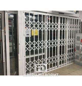 Металлическая раздвижная решетчатая дверь установленная в наклад