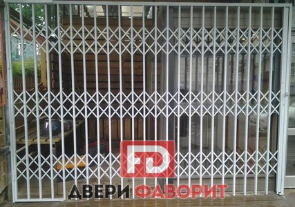 решетчатая раздвижная дверь с поворотной створкой