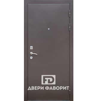 Дверь в загородный дом, отделка цинкогрунт