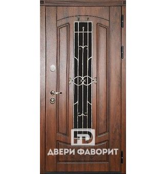 Дверь в загородный дом с ковкой и стеклом