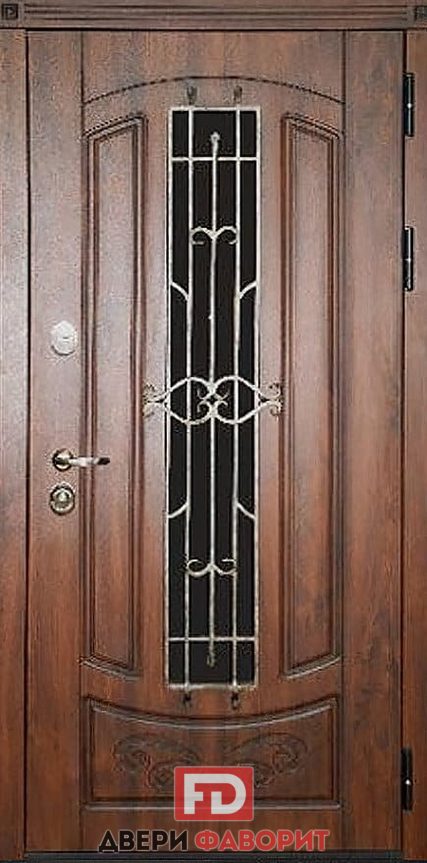 дверь с тремя петлями оборудована стекло и ковкой