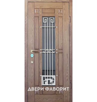 Входная дверь в загородный дом со стеклом и кованым элементом в створке