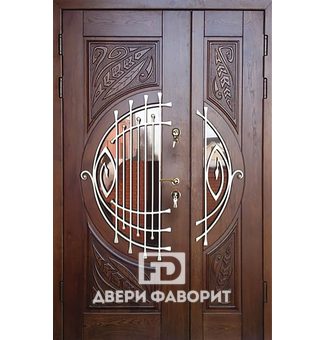 Дверь двустворчатая в загородный дом со стеклом и ковкой