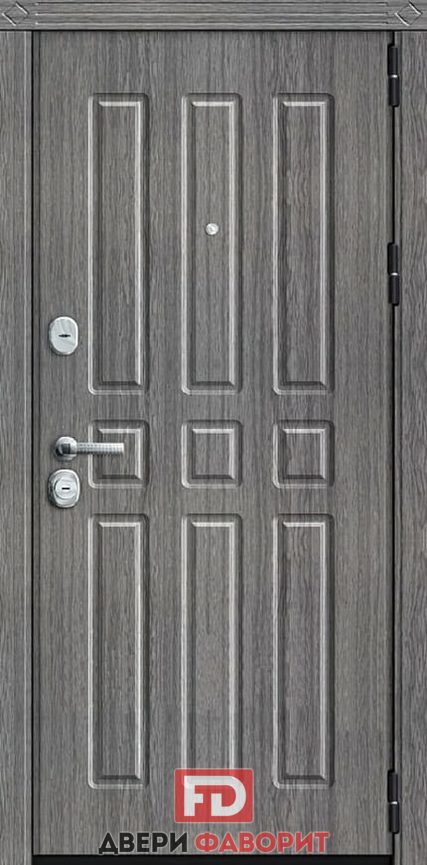 стальная дверь в загородный дом отделана мдф серого цвета