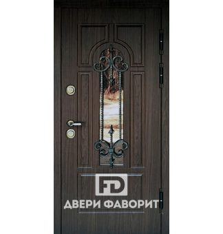 Дверь для загородного дома с ковкой и стеклом