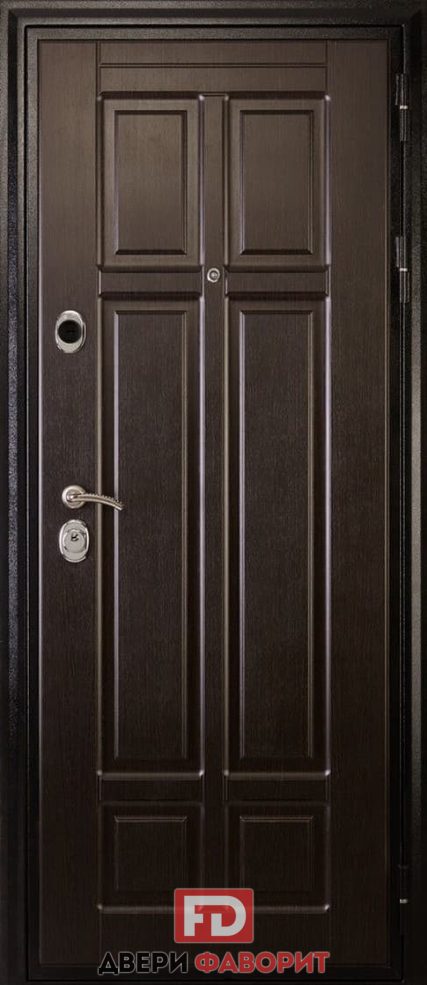 уличная входная дверь с виноритом в качестве отделки, оборудована тремя петлями